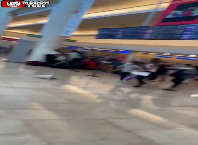 Video :There is fear at Cancun airport as three displays topple
